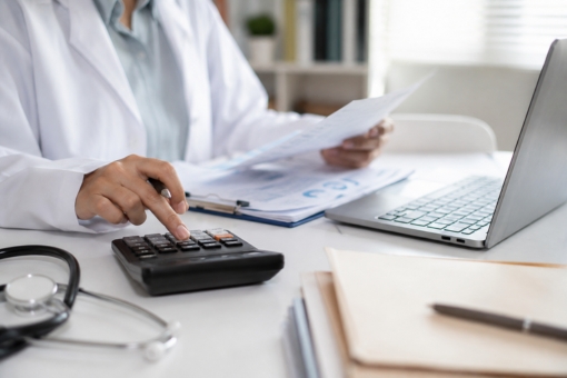 Médecin gérant la comptabilité et les documents administratifs de son cabinet médical